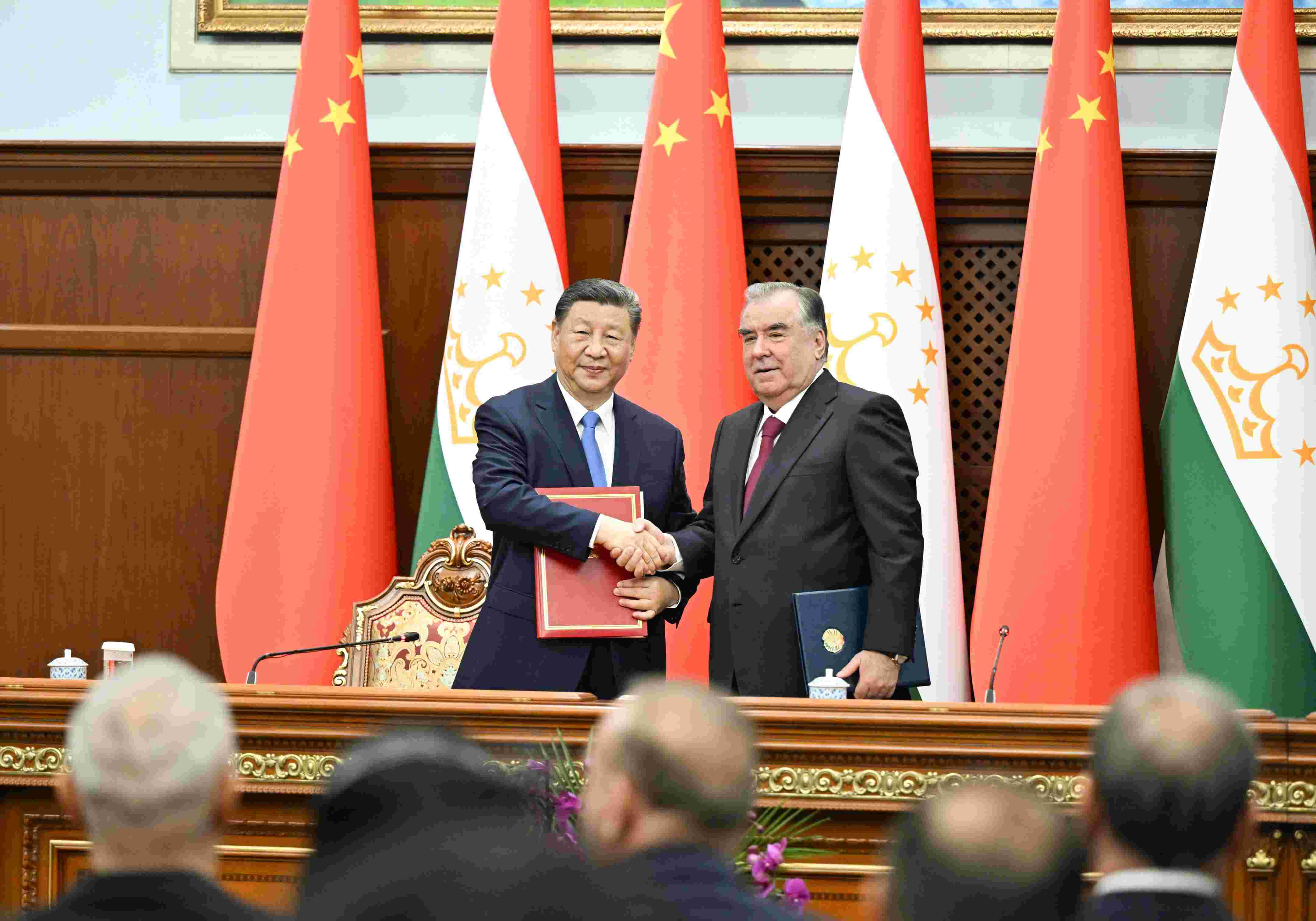 當?shù)貢r間2024年7月5日下午，習近平主席同塔吉克斯坦總統(tǒng)拉赫蒙在杜尚別總統(tǒng)府舉行會談。會談后，兩國元首共同簽署《中華人民共和國和塔吉克斯坦共和國關于發(fā)展新時代全面戰(zhàn)略合作伙伴關系的聯(lián)合聲明》。