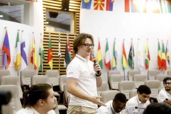 7月8日，美國中田納西州立大學(xué)大一學(xué)生雅克布·揚在共譜華美和音交流營上分享。新華社發(fā)