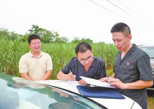 圖③：清塘后，執(zhí)行干警與某農(nóng)場負責人確認魚塘交付情況。