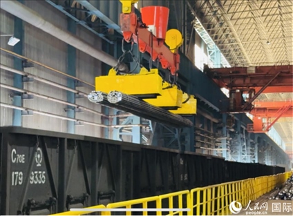 通鋼產(chǎn)品正在裝車。人民網(wǎng) 謝瑩攝