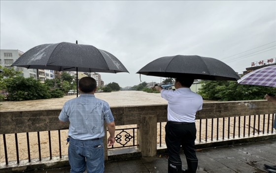 工作組在防汛一線開展工作。受訪者供圖