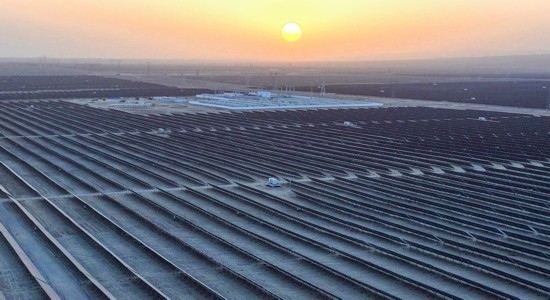 2023年11月13日拍攝的中國石油塔里木油田伽師縣60萬千瓦光伏發(fā)電項目（無人機(jī)照片）。新華社發(fā)（陳士兵攝）