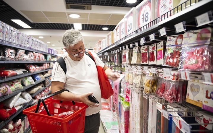 2024年4月29日，在匈牙利布達佩斯，一名男子在中歐商貿(mào)物流合作園區(qū)的中國商品交易展示中心內(nèi)購物。中歐商貿(mào)物流合作園區(qū)是中國在歐洲地區(qū)建設(shè)的首個商貿(mào)物流型境外經(jīng)貿(mào)合作區(qū)，也是集商貿(mào)展示與交易、物流運輸與倉儲、產(chǎn)業(yè)投資與合作功能于一體的中歐企業(yè)雙向互動平臺。新華社記者 張帆 攝