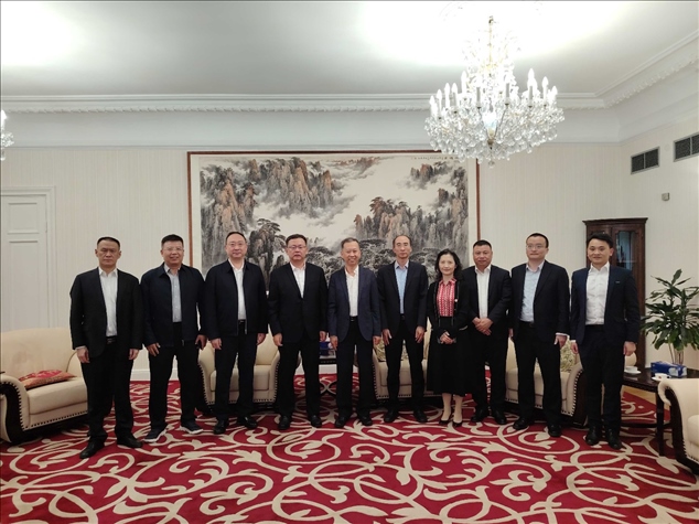 中國(guó)駐瑞典大使崔愛(ài)民（左五）會(huì)見(jiàn)中國(guó)中鐵股份有限公司總裁陳文健一行并合影。中國(guó)駐瑞典大使館供圖