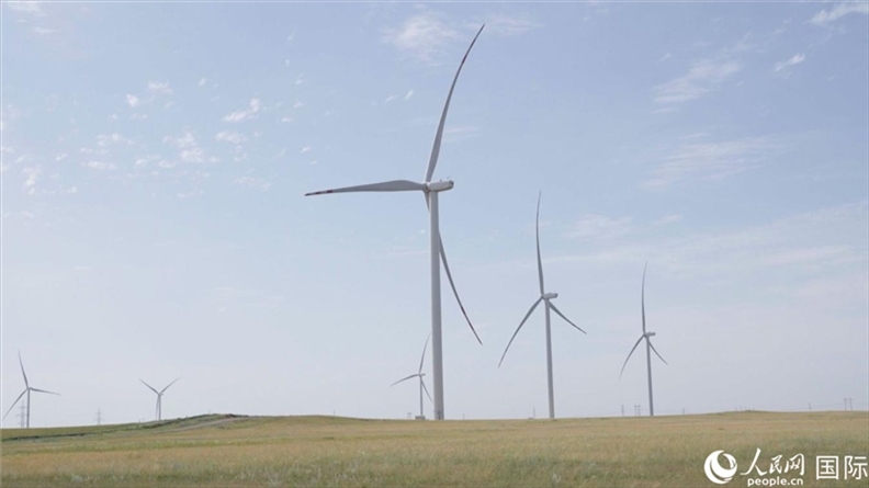 阿克莫拉州風(fēng)電項(xiàng)目群風(fēng)機(jī)。 人民網(wǎng)記者 葛泰佚攝