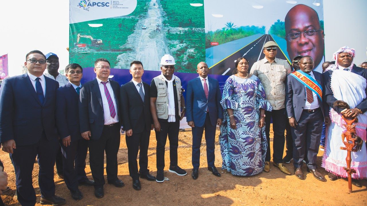 剛果（金）政府代表與中方企業(yè)代表出席開(kāi)工儀式。中鐵資源集團(tuán)供圖