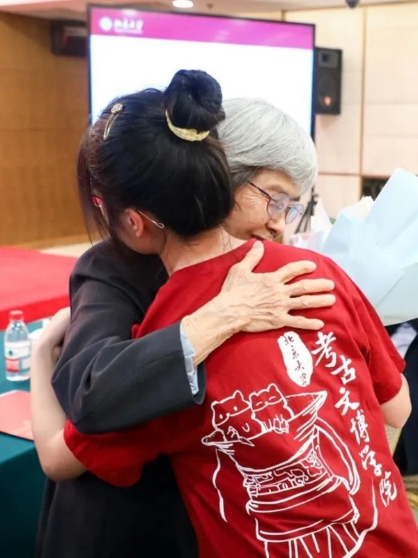 2023年，在校友向母校捐贈(zèng)儀式上，鐘芳蓉與樊錦詩擁抱。校方供圖