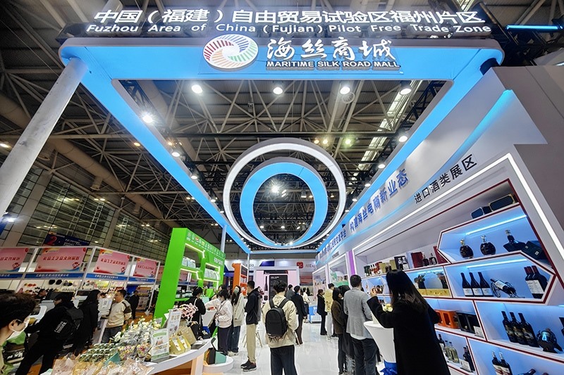 2024年3月18日，第四屆中國跨境電商交易會在福建福州開幕。展會聚焦“鏈接跨境全流域 共建電商新生態(tài)”，集聚全國80余個外貿(mào)產(chǎn)業(yè)帶的上千家供應(yīng)鏈企業(yè)。