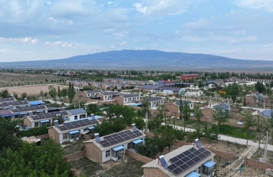紅寺堡區(qū)新集村屋頂上的光伏板。新華社發(fā)（康國慶 攝）