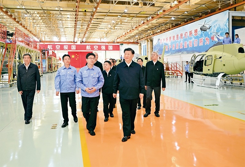 2023年10月10日至13日，中共中央總書記、國(guó)家主席、中央軍委主席習(xí)近平在江西考察。這是11日上午，習(xí)近平在景德鎮(zhèn)市昌河飛機(jī)工業(yè)（集團(tuán)）有限公司考察。 新華社記者 燕雁/攝