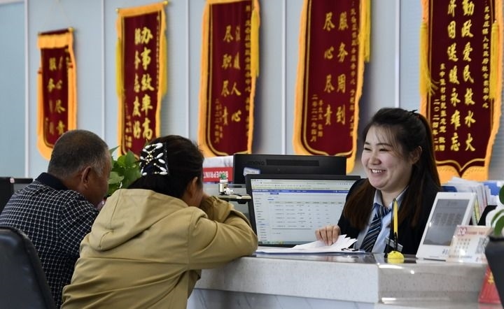 2024年3月25日，北京市大興區(qū)龐各莊鎮(zhèn)政務(wù)服務(wù)中心的工作人員耐心為群眾解答問題。大興區(qū)龐各莊鎮(zhèn)政務(wù)服務(wù)中心用“最多跑一次”的工作理念為企業(yè)和群眾提供了便利化、精準(zhǔn)化、個(gè)性化的衍生服務(wù)。新華社記者 李欣 攝