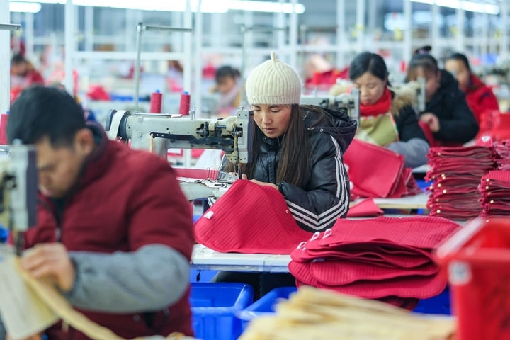 2024年1月18日，社區(qū)居民在紅安社區(qū)的鄉(xiāng)村振興就業(yè)車間工作。紅安社區(qū)是由易地搬遷安置區(qū)單獨(dú)成立的新社區(qū)，位于湖南省湘西土家族苗族自治州鳳凰縣禾庫鎮(zhèn)。新華社記者 張鋮 攝