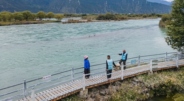 西藏雅尼國家濕地公園管護(hù)員在巡護(hù)途中小憩（無人機(jī)照片，2023年9月8日攝）。新華社記者 丁增尼達(dá) 攝