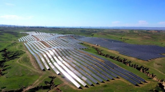 紅寺堡區(qū)發(fā)展光伏產(chǎn)業(yè)。新華社發(fā)（康國慶 攝）