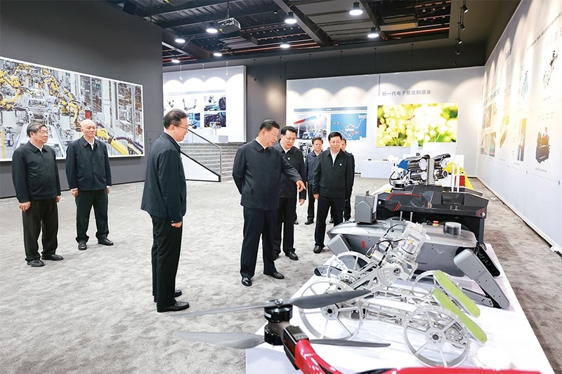 2024年4月22日至24日，中共中央總書記、國(guó)家主席、中央軍委主席習(xí)近平在重慶考察。這是22日下午，習(xí)近平參觀重慶科技創(chuàng)新和產(chǎn)業(yè)發(fā)展成果展示。 新華社記者 王曄/攝