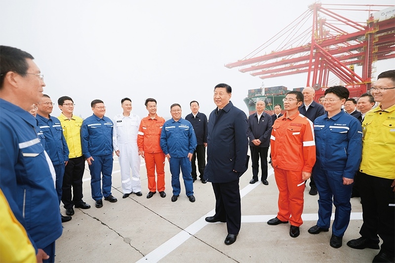 2024年5月22日至24日，中共中央總書記、國(guó)家主席、中央軍委主席習(xí)近平在山東考察。這是22日下午，習(xí)近平在日照港親切慰問港口科技工作者、運(yùn)營(yíng)人員、航運(yùn)人員。 新華社記者 鞠鵬/攝