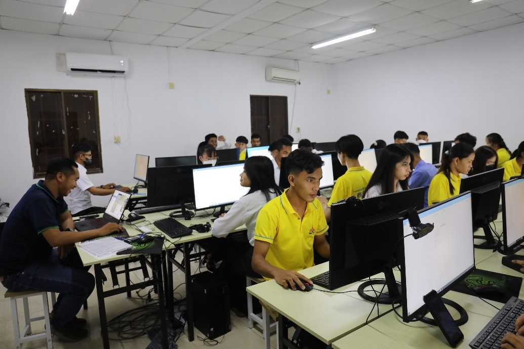 圖為西哈努克港工商學(xué)院的學(xué)生正在上課。西港特區(qū)公司供圖