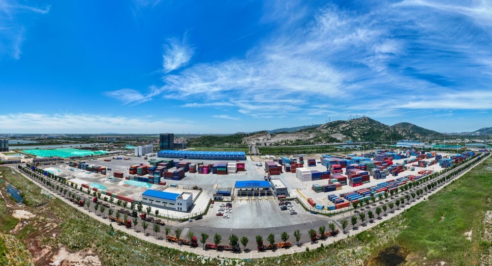 2024年6月26日拍攝的位于江蘇省連云港市連云區(qū)的上合組織（連云港）國(guó)際物流園內(nèi)的中國(guó)外運(yùn)集裝箱場(chǎng)站（無(wú)人機(jī)照片）。上合組織（連云港）國(guó)際物流園是連云港建設(shè)“一帶一路”交匯點(diǎn)強(qiáng)支點(diǎn)和上合組織國(guó)家出?；氐闹匾脚_(tái)載體。新華社記者 季春鵬 攝