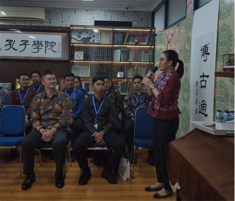 警察學(xué)員用漢語進(jìn)行自我介紹 ?；顒又鬓k方供圖