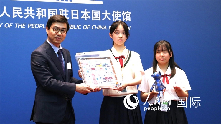 日本小大使向中國駐日本大使館臨時代辦施泳贈送當?shù)靥厣Y品。人民網 許可攝