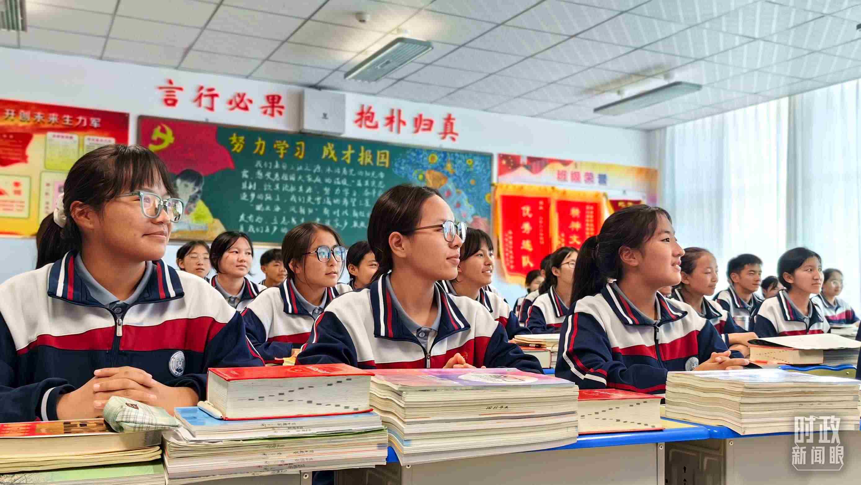 △果洛西寧民族中學高一（1）班的“新時代、新家鄉(xiāng)”主題思政課。（總臺央視記者段德文拍攝）