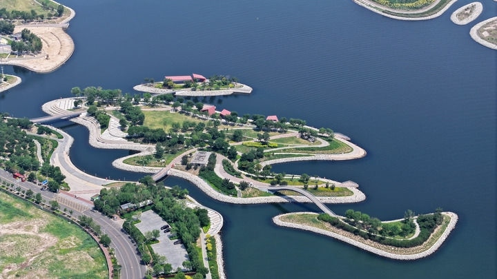 這是2024年6月28日拍攝的天津市濱海新區(qū)南灣公園一景（無人機(jī)照片）。新華社記者 李然 攝