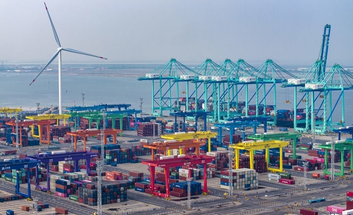 2024年7月3日，一艘集裝箱貨輪?？吭谔旖蚋邸爸腔哿闾肌贝a頭（無人機(jī)照片）。新華社記者 趙子碩 攝