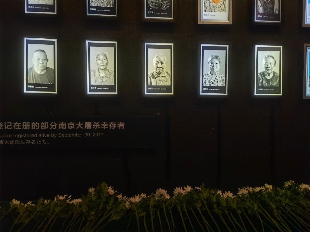 7月18日，侵華日軍南京大屠殺遇難同胞紀念館內(nèi)舉行“熄燈”悼念儀式，為今年離世的5位幸存者老人送行。新華社記者邱冰清 攝