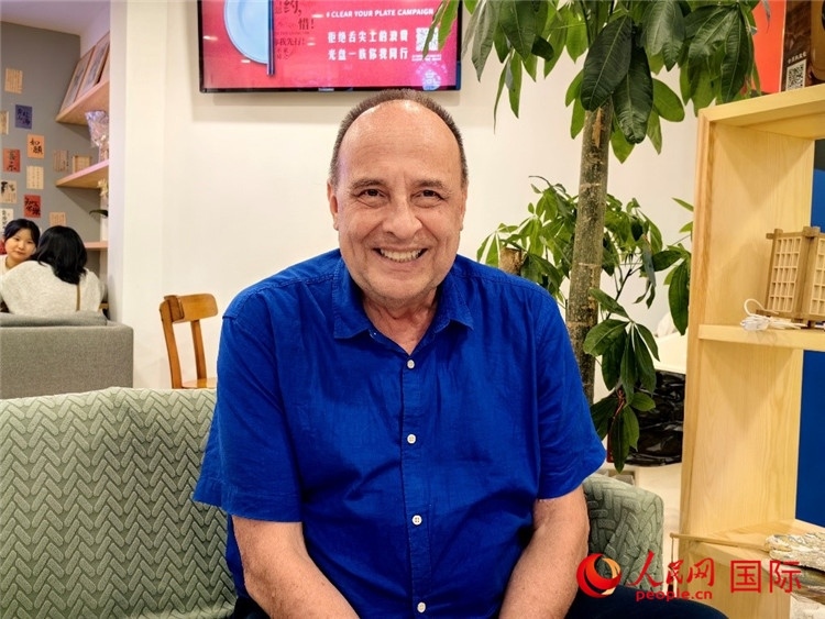 巴西坎皮納斯州立大學(xué)文學(xué)院資深教授弗朗西斯科·福特·哈德曼接受人民網(wǎng)專訪。人民網(wǎng)記者 符園園攝