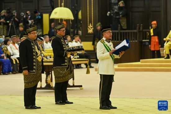  7月20日，馬來西亞總理安瓦爾（右）在吉隆坡出席最高元首登基儀式。新華社發(fā)（馬來西亞新聞局供圖）