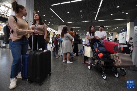 7月19日，受影響航班的旅客在巴西首都巴西利亞機(jī)場等待。新華社發(fā)（盧西奧·塔沃拉 攝）