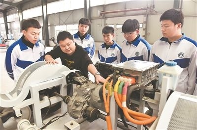 河北省威縣職業(yè)技術(shù)教育中心老師正在為學(xué)生講解電動(dòng)汽車數(shù)字技術(shù)。新華社記者 朱旭東攝