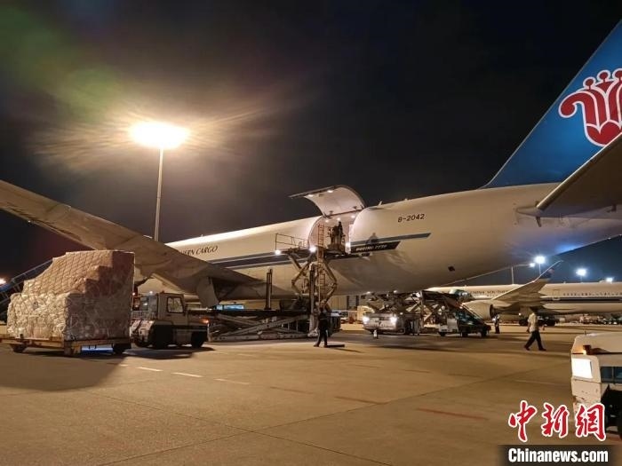 南航物流客機(jī)正裝運(yùn)前往巴黎的跨境電商貨物。南方航空 供圖