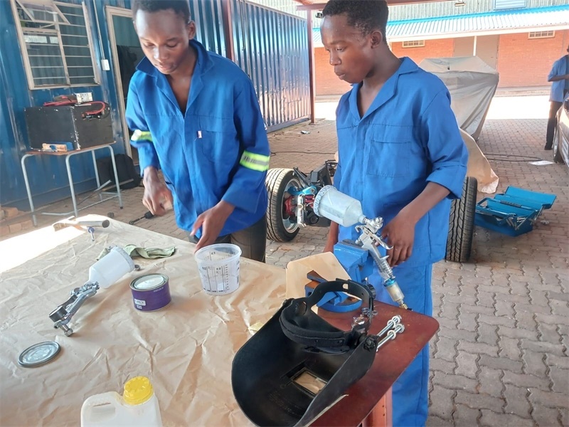 南非學生認真改造“老爺車”。索尚古夫技術(shù)高中供圖
