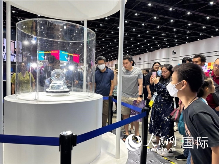 觀眾參觀中國(guó)“嫦娥五號(hào)”探測(cè)器從月球帶回的珍貴樣品。人民網(wǎng)記者簡(jiǎn)承淵攝