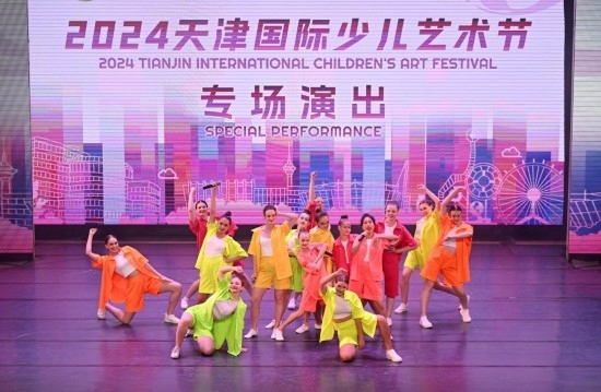 7月22日，來自俄羅斯的舞蹈團演員在藝術節(jié)上展演。新華社記者 趙子碩 攝