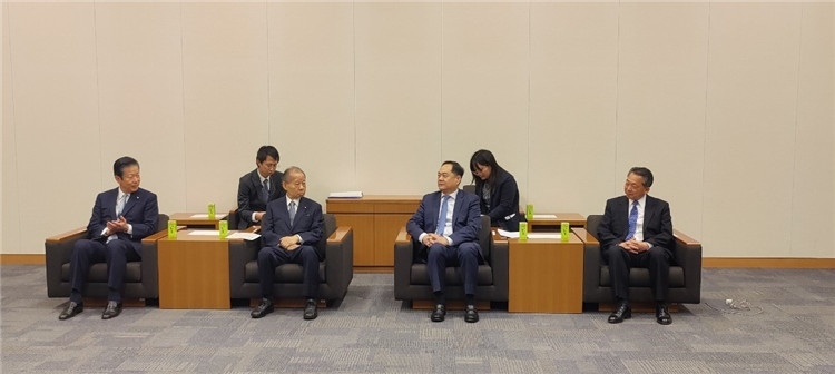 4月11日，楊萬明會(huì)長在東京會(huì)見日中友好議員聯(lián)盟會(huì)長二階俊博（左二）。中國人民對(duì)外友好協(xié)會(huì)供圖