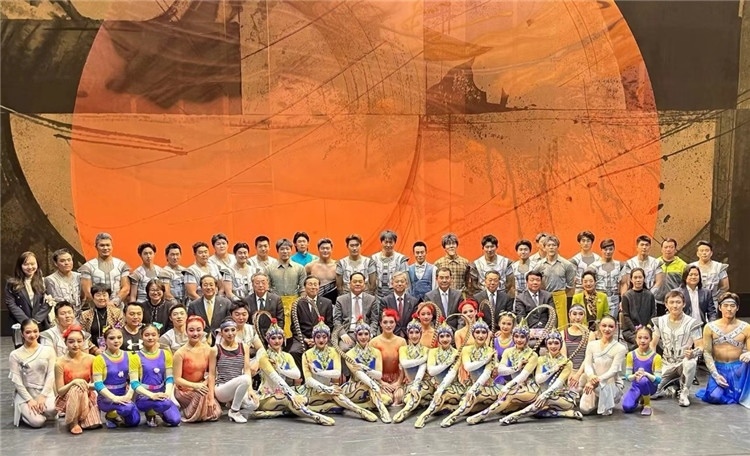 4月12日，中國人民對(duì)外友好協(xié)會(huì)會(huì)長楊萬明、駐日大使吳江浩及來自36國70位駐日使節(jié)代表等現(xiàn)場觀看中國雜技團(tuán)東京公演。中國人民對(duì)外友好協(xié)會(huì)供圖