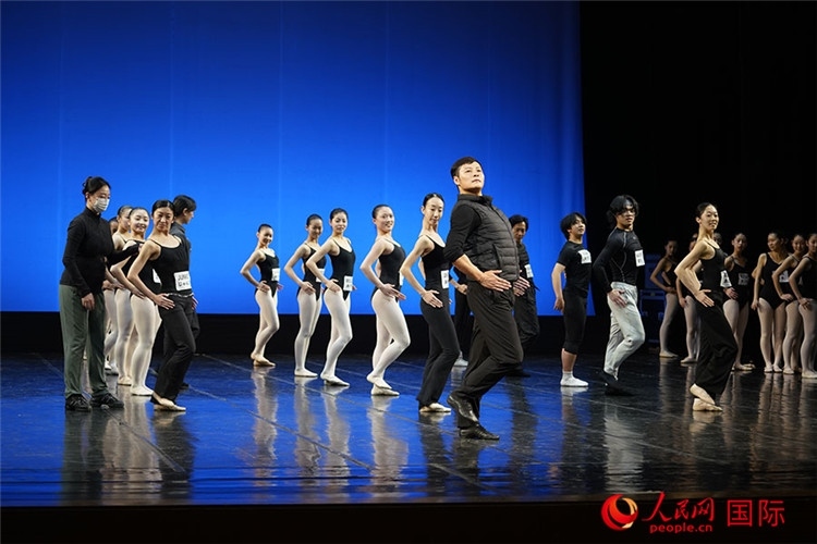 3月26日，松山芭蕾舞團(tuán)青年代表團(tuán)成員在中央芭蕾舞團(tuán)交流學(xué)習(xí)。人民網(wǎng)記者 張麗婭攝