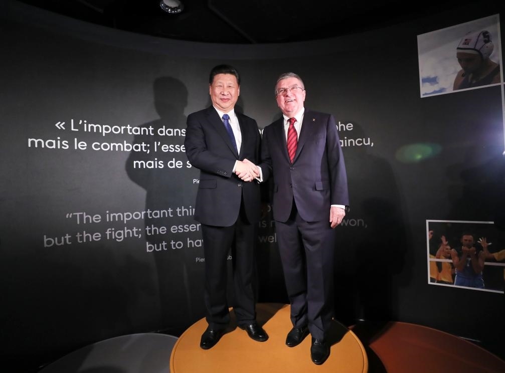 2017年1月18日，國家主席習近平在瑞士洛桑國際奧林匹克博物館會見國際奧林匹克委員會主席巴赫。這是習近平和巴赫在奧運冠軍領獎臺上合影。新華社記者 蘭紅光 攝