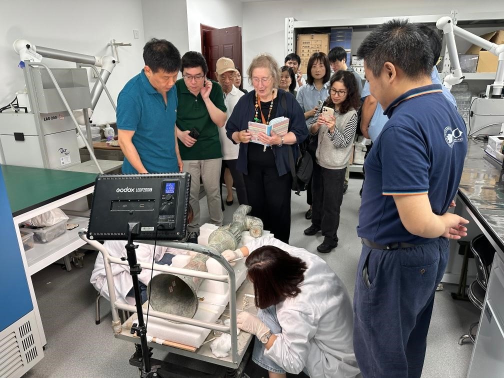 2024年5月28日，英國考古學(xué)家、牛津大學(xué)教授杰西卡·羅森在文物保護修復(fù)實驗室觀摩文物。新華社發(fā)（四川省文物考古研究院供圖）