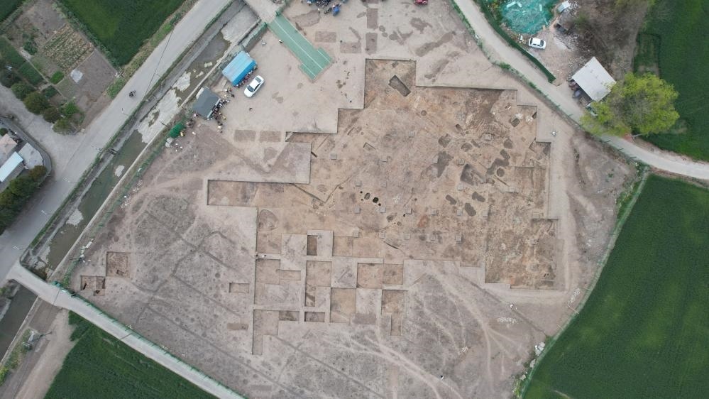 這是2024年3月23日拍攝的四川省廣漢市三星堆遺址發(fā)掘區(qū)（無人機照片）。新華社發(fā)（四川省文物考古研究院供圖）