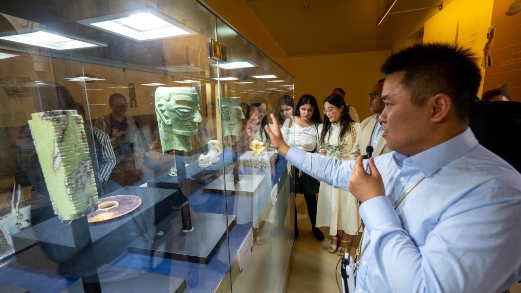 2024年6月14日，冉宏林在埃及開羅舉辦的“三星堆·金沙”主題數(shù)字展上向埃及公眾介紹三星堆文化。新華社發(fā)（四川省文物考古研究院供圖）