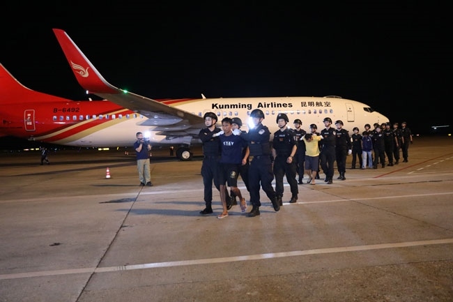 押解現(xiàn)場。公安部供圖