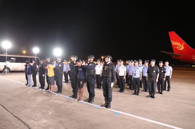 押解現(xiàn)場。公安部供圖