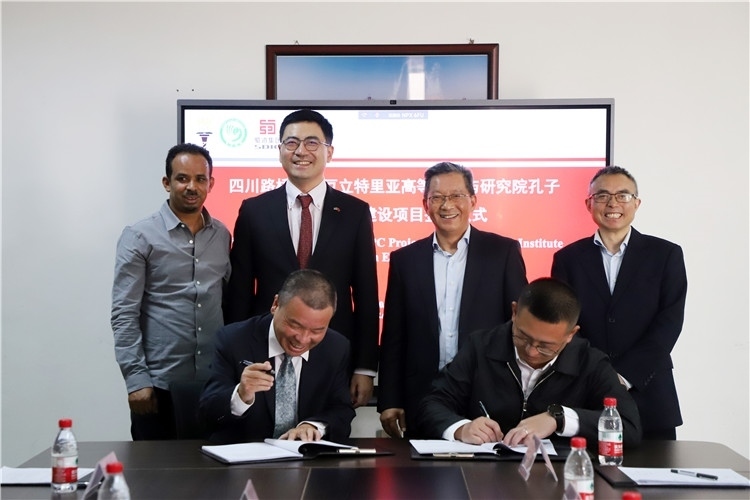 圖2：圖為4月30日孔子學院教學樓項目簽約儀式現(xiàn)場。四川路橋供圖