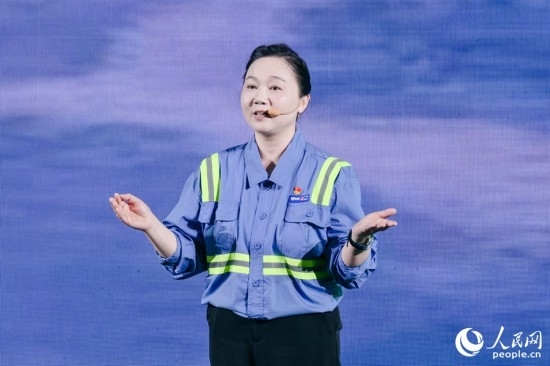 黃英紅講述在互聯(lián)網(wǎng)“種地”的故事。人民網(wǎng)攝