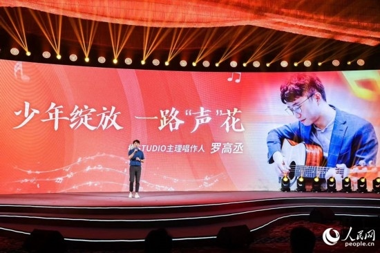 羅高丞在臺(tái)上分享自己的創(chuàng)作心路。人民網(wǎng)攝