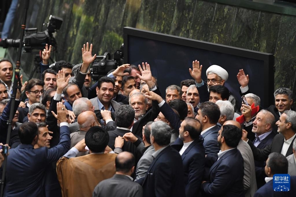 7月30日，在伊朗德黑蘭的伊朗議會(huì)，佩澤希齊揚(yáng)（中）離開總統(tǒng)就職典禮現(xiàn)場時(shí)揮手致意。新華社記者 沙達(dá)提 攝