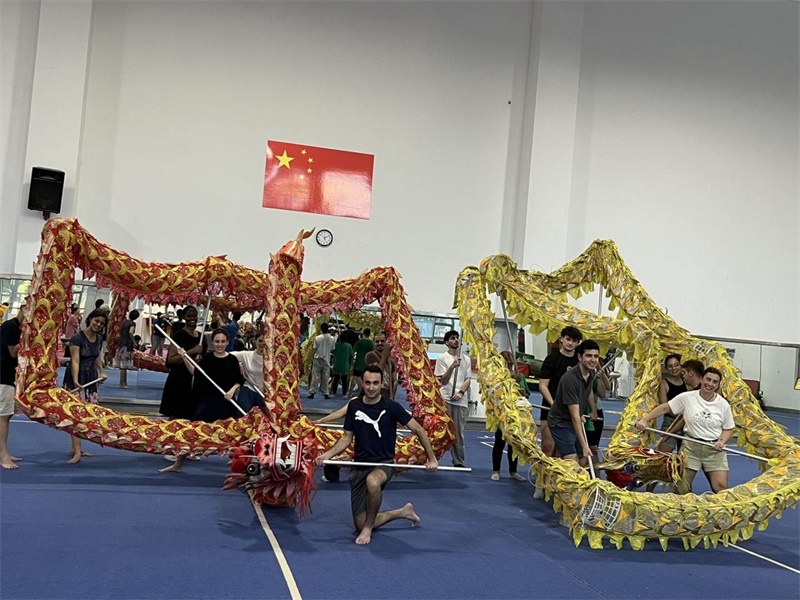 在中國和巴西共迎兩國建交50周年之際，巴西圣保羅州立大學(xué)孔子學(xué)院今年7月成功組織多批、近40名巴西青少年來華進(jìn)行短期訪問交流，圖為訪問團(tuán)成員在中國參加文化體驗(yàn)活動。 巴西圣保羅州立大學(xué)孔子學(xué)院供圖